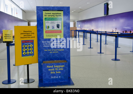 Segni di approccio ai controlli di sicurezza in aeroporto, avviso ai passeggeri circa gli articoli proibiti. Foto Stock