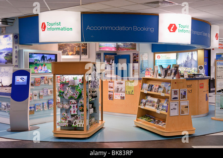 Banco informazioni turistiche presso l'Aeroporto Internazionale di Belfast Foto Stock