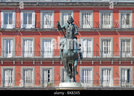 Madrid, Spagna. Plaza Mayor. Statua equestre in bronzo (1616) di Philip (Felipe) III Foto Stock
