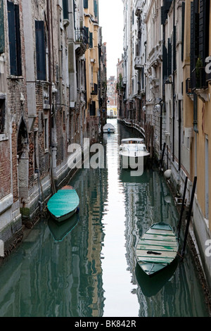 Barche ormeggiate lungo un piccolo canale di Venezia, Italia Foto Stock