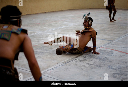 Una sfera di Maya giocatore colpisce la palla con la hip come egli svolge nel villaggio Chapab in Yucatan Stato sulla penisola dello Yucatan in Messico Foto Stock