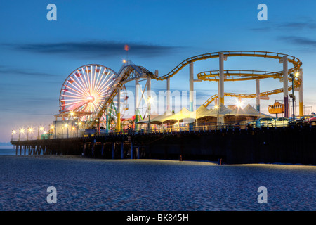 Il molo di notte sulla spiaggia di Santa Monica a Los Angeles, California, Stati Uniti d'America Foto Stock