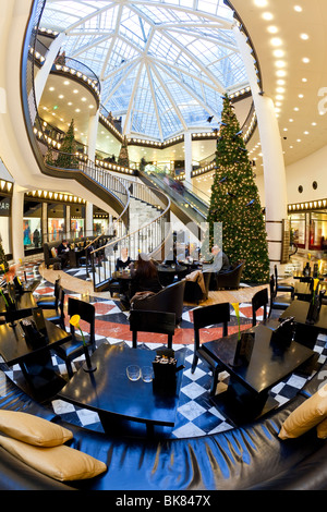 L'Europa, Germania, Berlino, lussuoso centro commerciale - Quartier 206 sulla Friedrichstrasse - La scala a chiocciola e la decorazione di piastrelle del pavimento Foto Stock