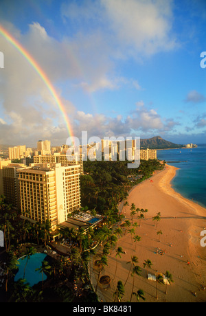 Rainbows su spiagge di Waikiki e alberghi con Testa di Diamante di Oahu Island vicino al tramonto Foto Stock