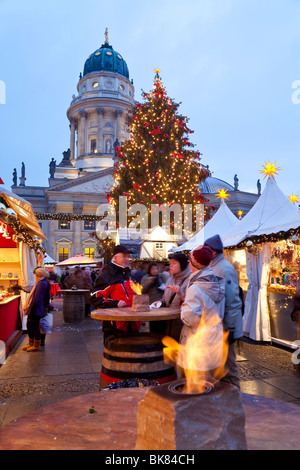 L'Europa, Germania, Berlino, il tradizionale Mercatino di Natale in piazza Gendarmenmarkt - illuminato al crepuscolo Foto Stock