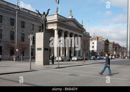 La statua di Jim Larkin e l'Ufficio Generale delle Poste su O'Connell Street a Dublino in Irlanda Foto Stock