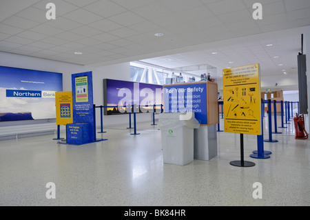 Segni di approccio ai controlli di sicurezza in aeroporto, avviso ai passeggeri circa gli articoli proibiti. Foto Stock