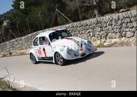 19665 VW Beetle prendendo parte ad un classico auto rally in Spagna Foto Stock