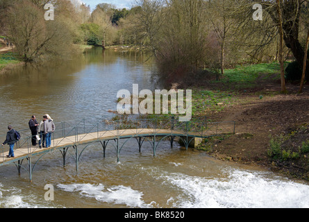 Fiume glyme e ponte sotto la cascata nel parco di Blenheim Palace, Woodstock, Oxfordshire. Foto Stock
