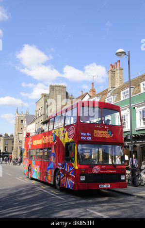 Un City Sightseeing Bus Turistico, Bridge Street, Cambridge, Inghilterra, Regno Unito Foto Stock