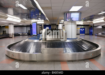 Bagagli vuoti/carosello bagagli in un aeroporto Foto Stock