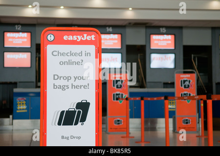 Easyjet banchi di check-in con il segno per il Bag Drop. Foto Stock