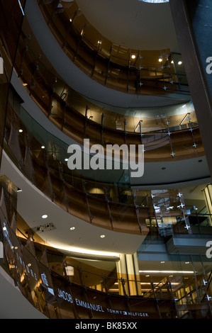Interno di un centro commerciale per lo shopping a Montreal, Canada Foto Stock