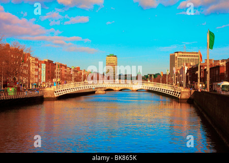 La H'apenny ponte sul fiume Liffey nel centro della città di Dublino e la Liberty Hall in background in Irlanda Foto Stock