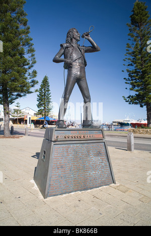 Statua di originale AC/DC lead singer, Bon Scott della Fremantle Fishing Boat Harbour, Western Australia. Foto Stock