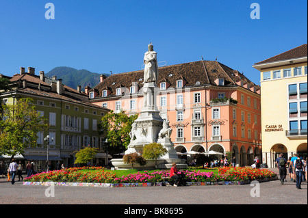 Piazza Walther piazza con la statua di Walther von der Vogelweide, Bolzano, Alto Adige e Tirolo, Italia, Europa Foto Stock