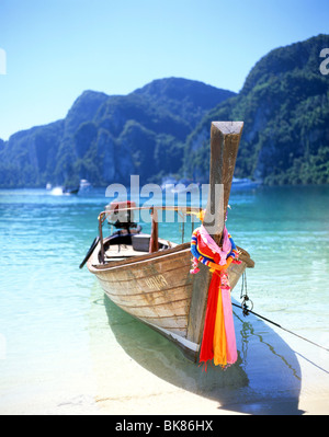 In legno barca da pesca, Mahya Bay, Koh Phi Phi Le Isole Phi Phi, Provincia di Krabi, Thailandia Foto Stock