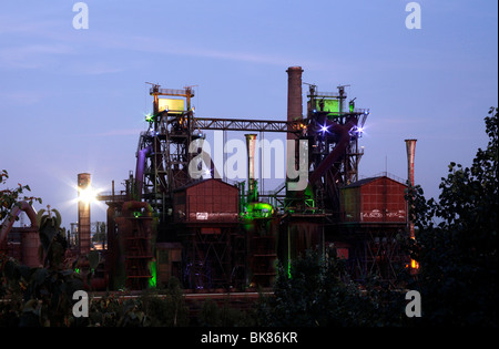Illuminata impianto industriale in il Landschaftspark Duisburg-Nord parco paesaggistico, ex mulino di acciaio Huettenwerk Meiderich, Dui Foto Stock