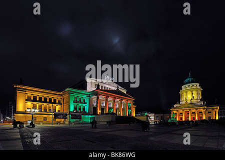 Konzerthaus, Concert Hall, sinistra e Cattedrale francese, destra accesa, la festa delle luci 2009, Berlino, Germania, Europa Foto Stock