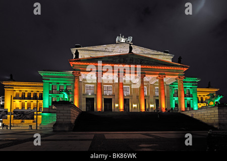 Konzerthaus, la sala da concerto e piazza Gendarmenmarkt, illuminato, Festa delle Luci 2009, Berlino, Germania, Europa Foto Stock