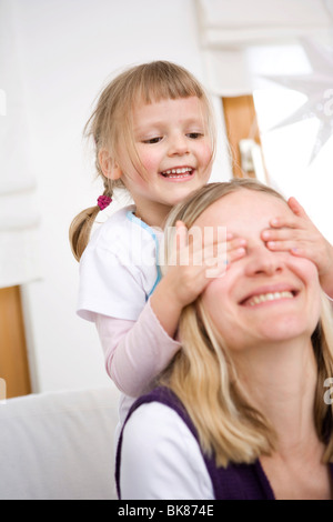 Madre e figlia giocando Foto Stock