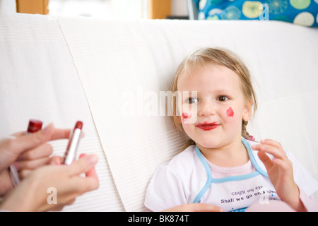 La ragazza con la madre di applicare il trucco Foto Stock