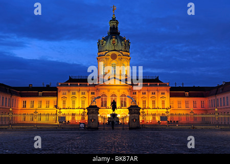 Portale principale di Schloss Charlottenburg Palace durante la festa delle luci 2009, Berlino, Germania, Europa Foto Stock