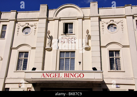 Facciata Art Deco, Angelo Bingo & Cinema, la piazza del mercato, Devizes, Wiltshire, Inghilterra, Regno Unito Foto Stock