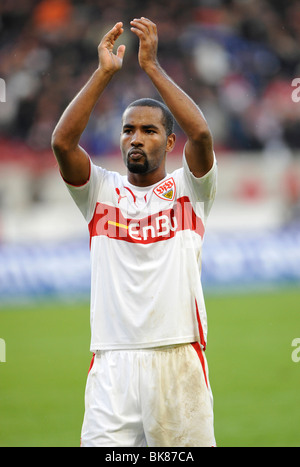 Cacau, VfB Stuttgart, battendo le mani e ringraziando i fan dopo una partita di calcio Foto Stock