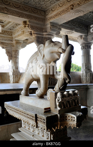 Seth Anandji Kalayanji Pedhi, tempio Jain complessa, statua di un elefante nel Tempio Adinatha, Ranakpur, Rajasthan, India del nord, Foto Stock