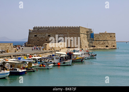 Kules Castello, porto veneziano, yacht e barche da pesca o di Iraklion Iraklion, Creta, Grecia, Europa Foto Stock