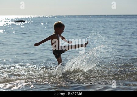 Bambini che giocano nel mare, Umago, Istria, Croazia, Europa Foto Stock