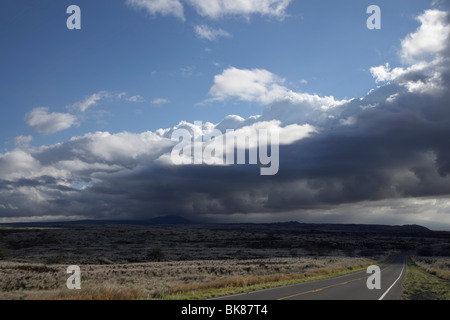 Nuvole sopra il deserto di lava vicino Waikoloa sulla Big Island, Hawaii, STATI UNITI D'AMERICA Foto Stock