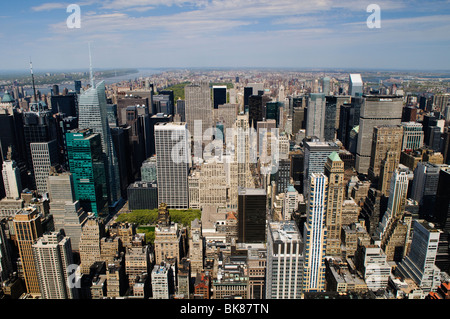 NEW YORK, Stati Uniti: Lo skyline di Manhattan, visto dalla cima dell'Empire State Building, offre un panorama mozzafiato dei grattacieli e del paesaggio urbano iconici di New York. Foto Stock