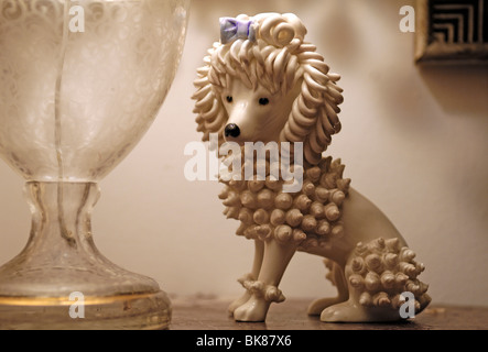 Barboncino di porcellana, seduto, vecchi fatti a mano in porcellana figura da circa 1940, Armscote, Warwickshire, Inghilterra, Regno Unito Eur Foto Stock