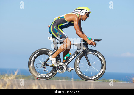 L'australiana triatleta professionale Chris Mc Cormack sulla moto corso di Ironman Triathlon World Championship in Kona, Haw Foto Stock