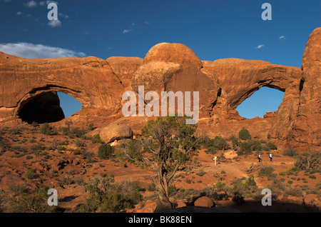 Finestra di nord e sud finestra, Arches National Park, Utah, Stati Uniti d'America Foto Stock