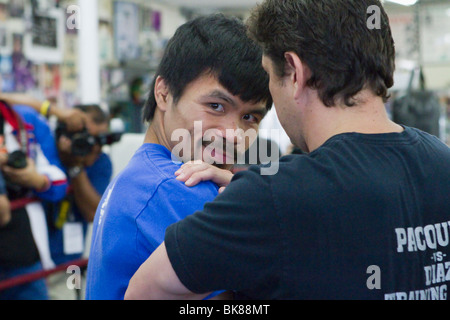 Alex Ariza prepara Manny Pacquiao per allenamento Media Day Marzo 2010 Foto Stock