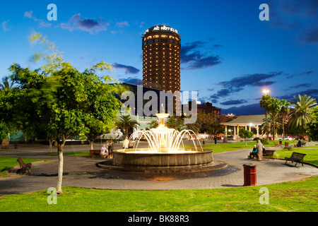 Fontana nel Parque Santa Catalina, Las Palmas di Gran Canaria. Hotel AC in background. Foto Stock