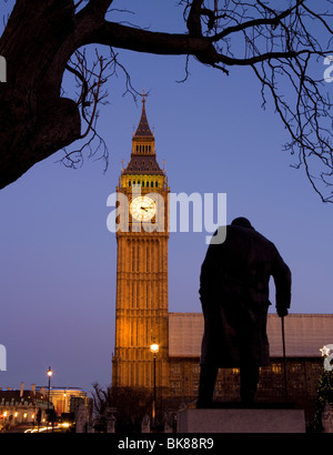 Statua di Sir Winston Churchill e il Big Ben visto dalla piazza del parlamento di Westminster, Londra, Regno Unito. Foto Stock
