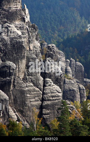 Il Bastione, rocce di montagne di roccia arenaria dell'Elba in autunno, Svizzera Sassone National Park, in Sassonia, Germania, Europa Foto Stock