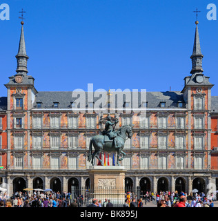 Madrid, Spagna. Plaza Mayor. Statua equestre in bronzo (1616) di Philip (Felipe) III e la Casa de la Panaderia (16thC) Foto Stock