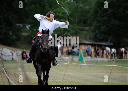 Un partecipante spara suo freccia al bersaglio a al galoppo, aprire Eocha campionato europeo 09, montato tiro con l'arco, con la steppa Foto Stock