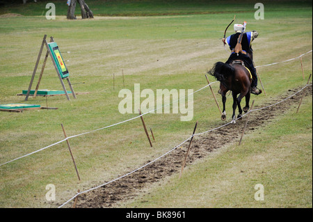 Un partecipante spara suo freccia al bersaglio a al galoppo, aprire Eocha campionato europeo 09, montato tiro con l'arco, con la steppa Foto Stock