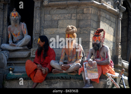 Patrimonio Mondiale dell'UNESCO, induismo, quattro sadhus seduta casualmente al tempio, body painting, personalità, tempio di Pashupatinath Foto Stock