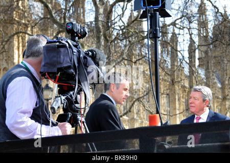 Sky News cameraman & TV presentatore Dermot Murnaghan interviste Home Segretario Alan Johnson sul podio al di fuori del Parlamento College Green London Inghilterra UK Foto Stock