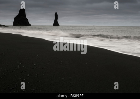 Spiaggia con sabbia nera vicino a VIK, South Coast, Islanda, Europa Foto Stock