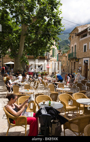 Street café di Fornalutx, Mallorca, Maiorca, isole Baleari, Spagna, Europa Foto Stock