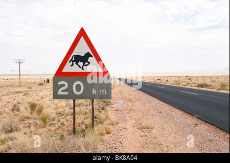 Cavalli selvaggi di attraversamento segno di avvertimento sulla strada per Luderitz tra Garub e AUS, Namibia Foto Stock