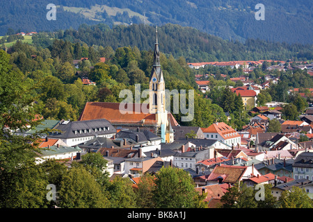 Vista di Bad Toelz da Kalvarienberg, il calvario di montagna, Alta Baviera, Baviera, Germania, Europa Foto Stock